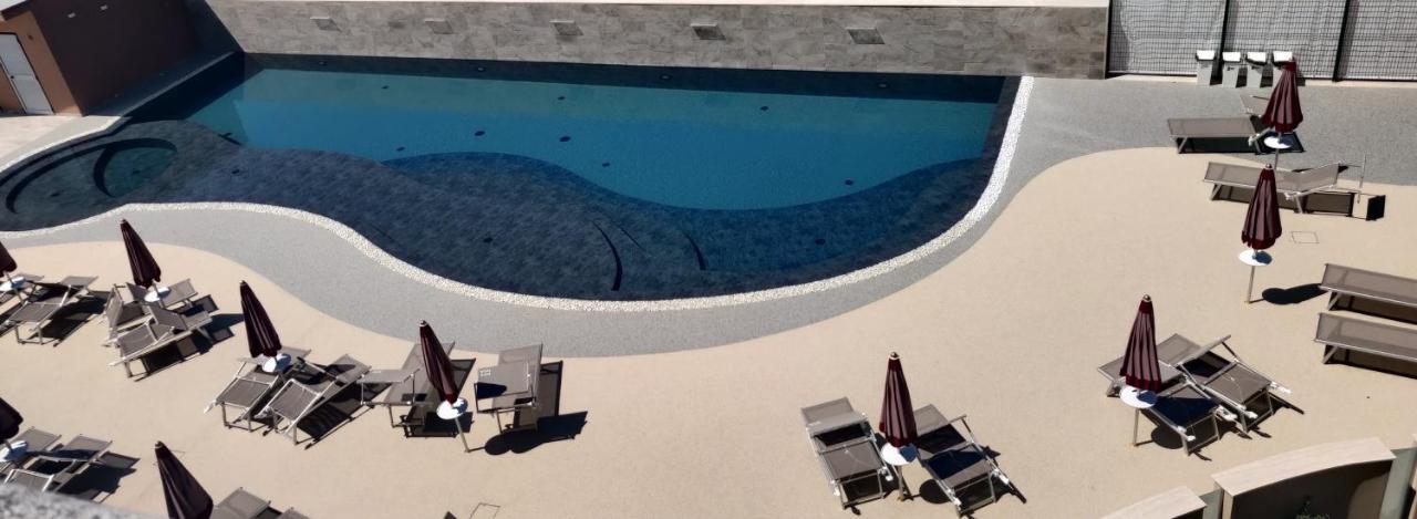Hotel Baffo Rosso Alba Adriatica Exterior photo