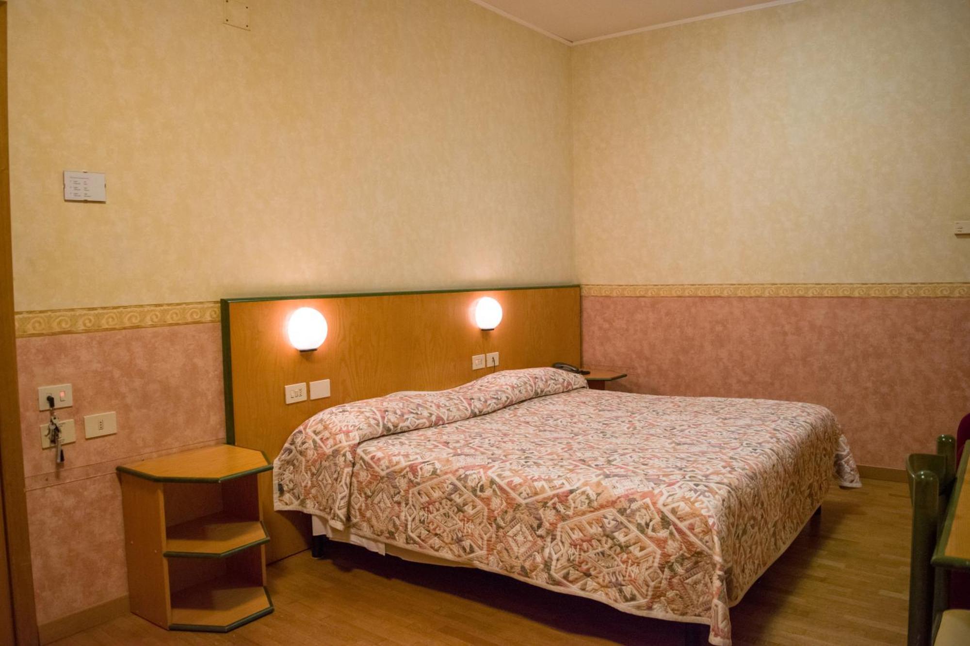 Hotel Baffo Rosso Alba Adriatica Exterior photo