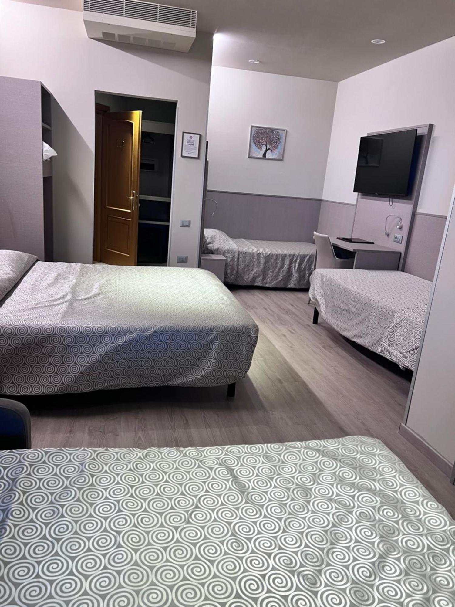 Hotel Baffo Rosso Alba Adriatica Exterior photo