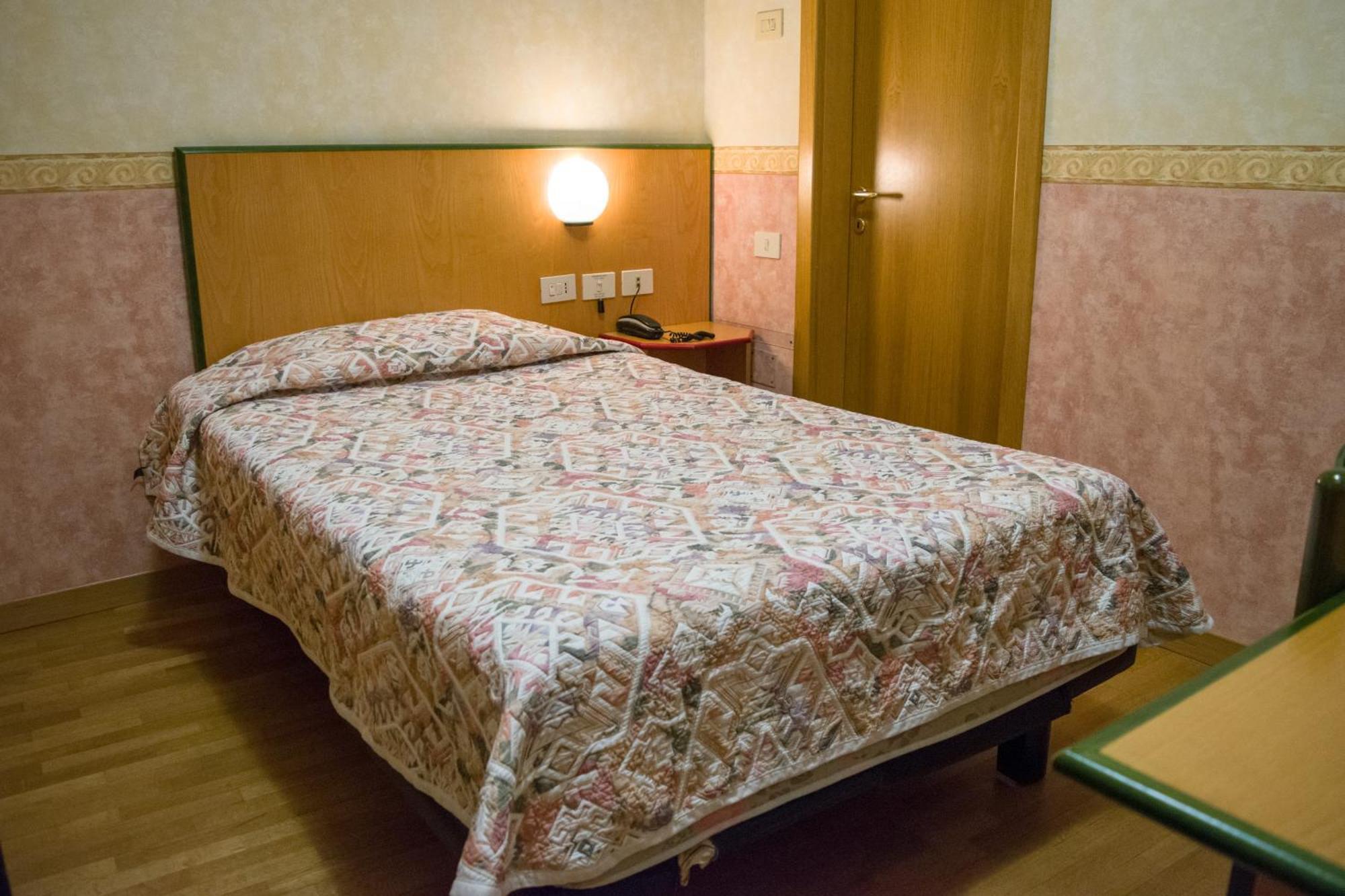 Hotel Baffo Rosso Alba Adriatica Exterior photo