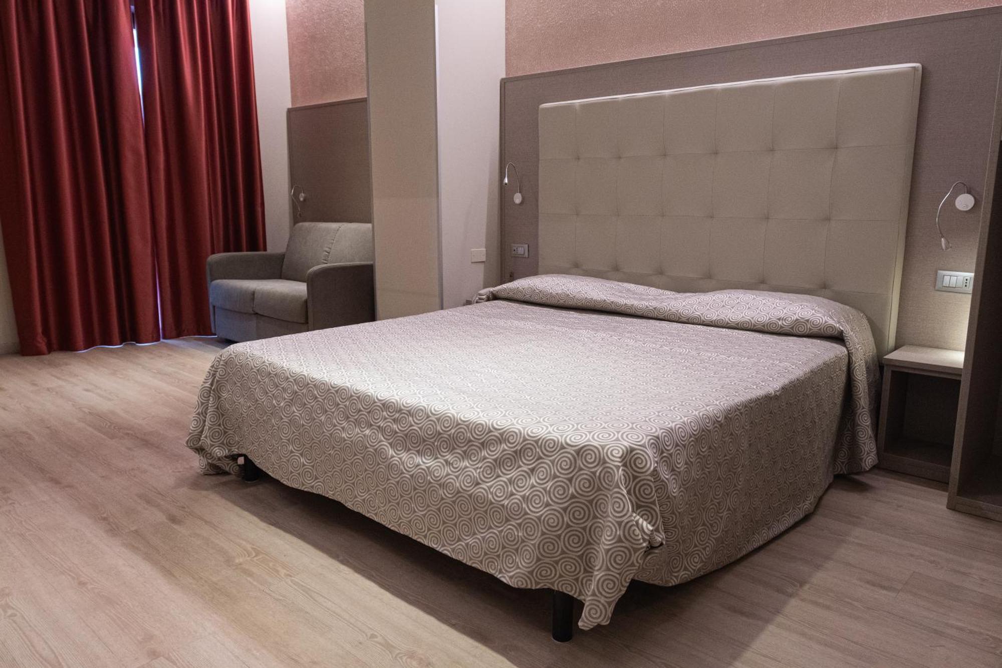 Hotel Baffo Rosso Alba Adriatica Exterior photo