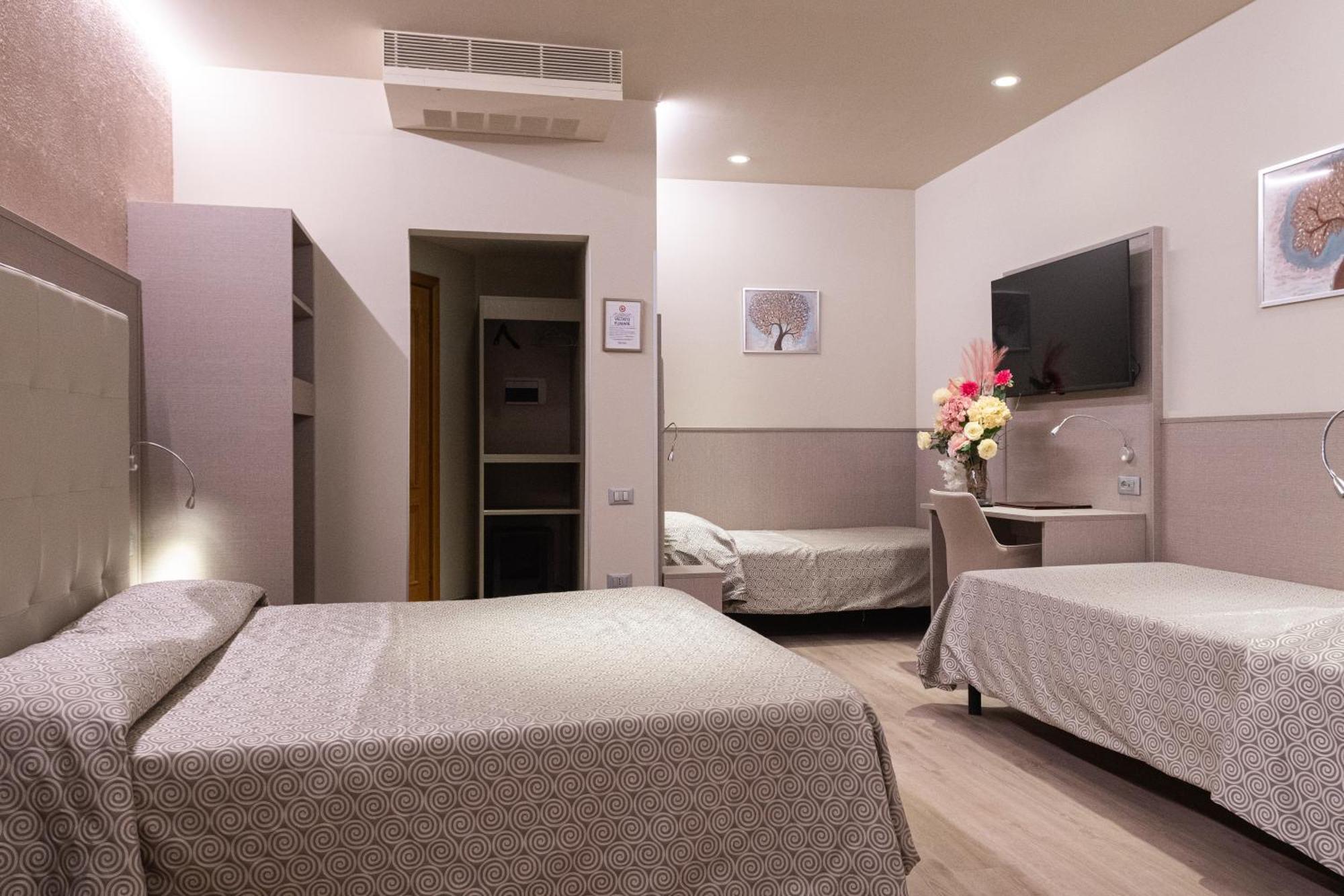 Hotel Baffo Rosso Alba Adriatica Exterior photo