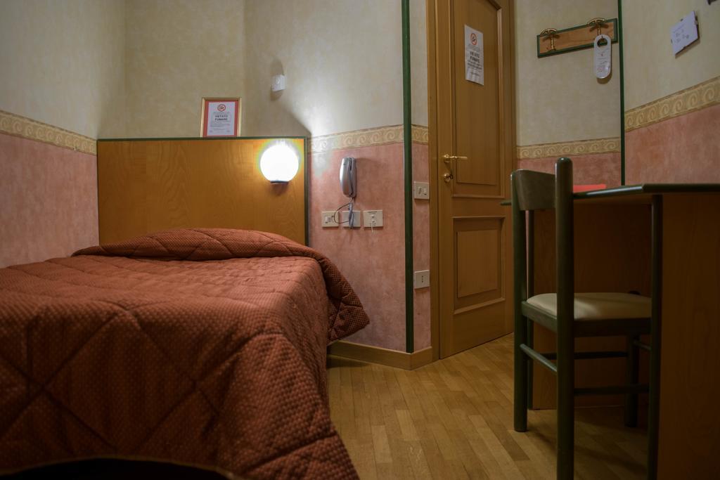 Hotel Baffo Rosso Alba Adriatica Exterior photo