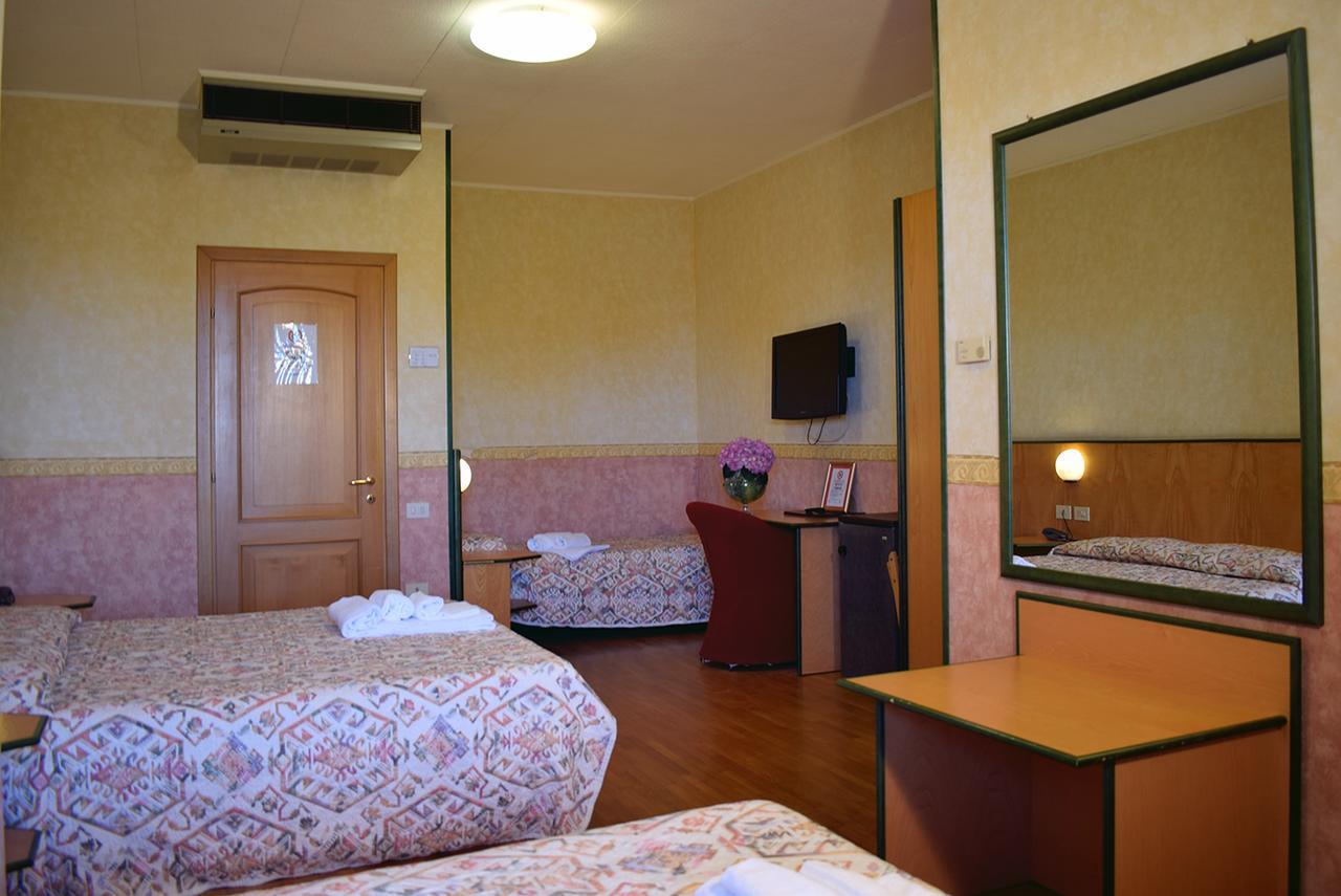 Hotel Baffo Rosso Alba Adriatica Exterior photo