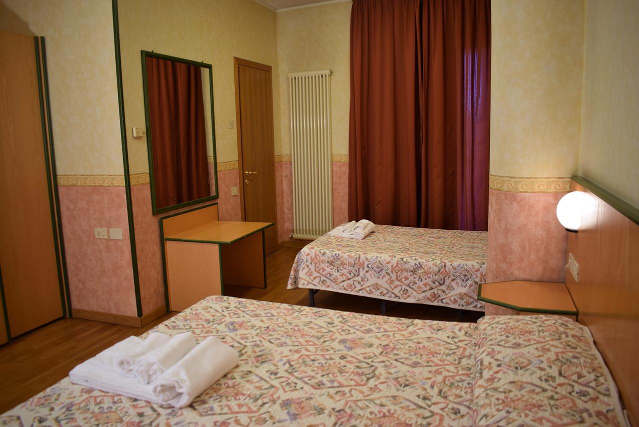 Hotel Baffo Rosso Alba Adriatica Exterior photo