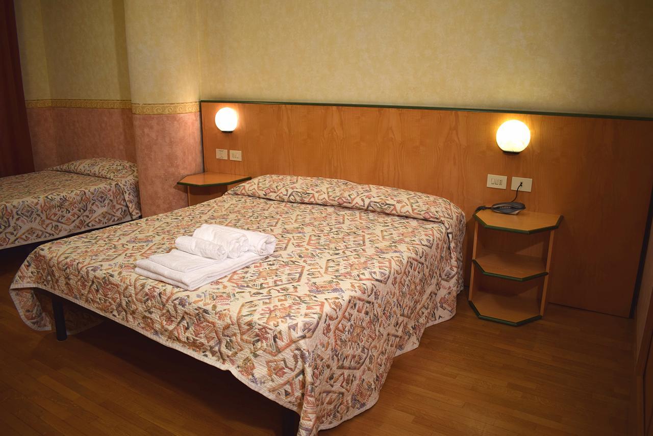 Hotel Baffo Rosso Alba Adriatica Exterior photo