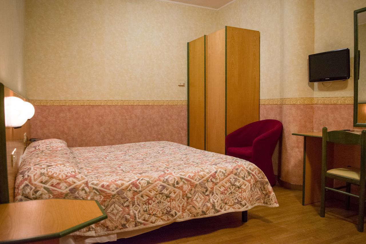 Hotel Baffo Rosso Alba Adriatica Exterior photo