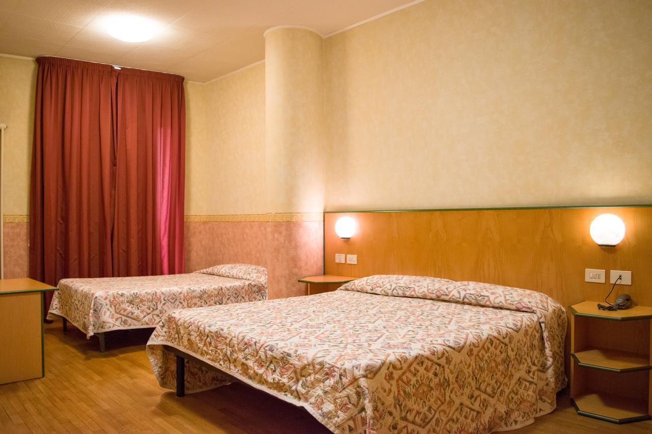 Hotel Baffo Rosso Alba Adriatica Exterior photo